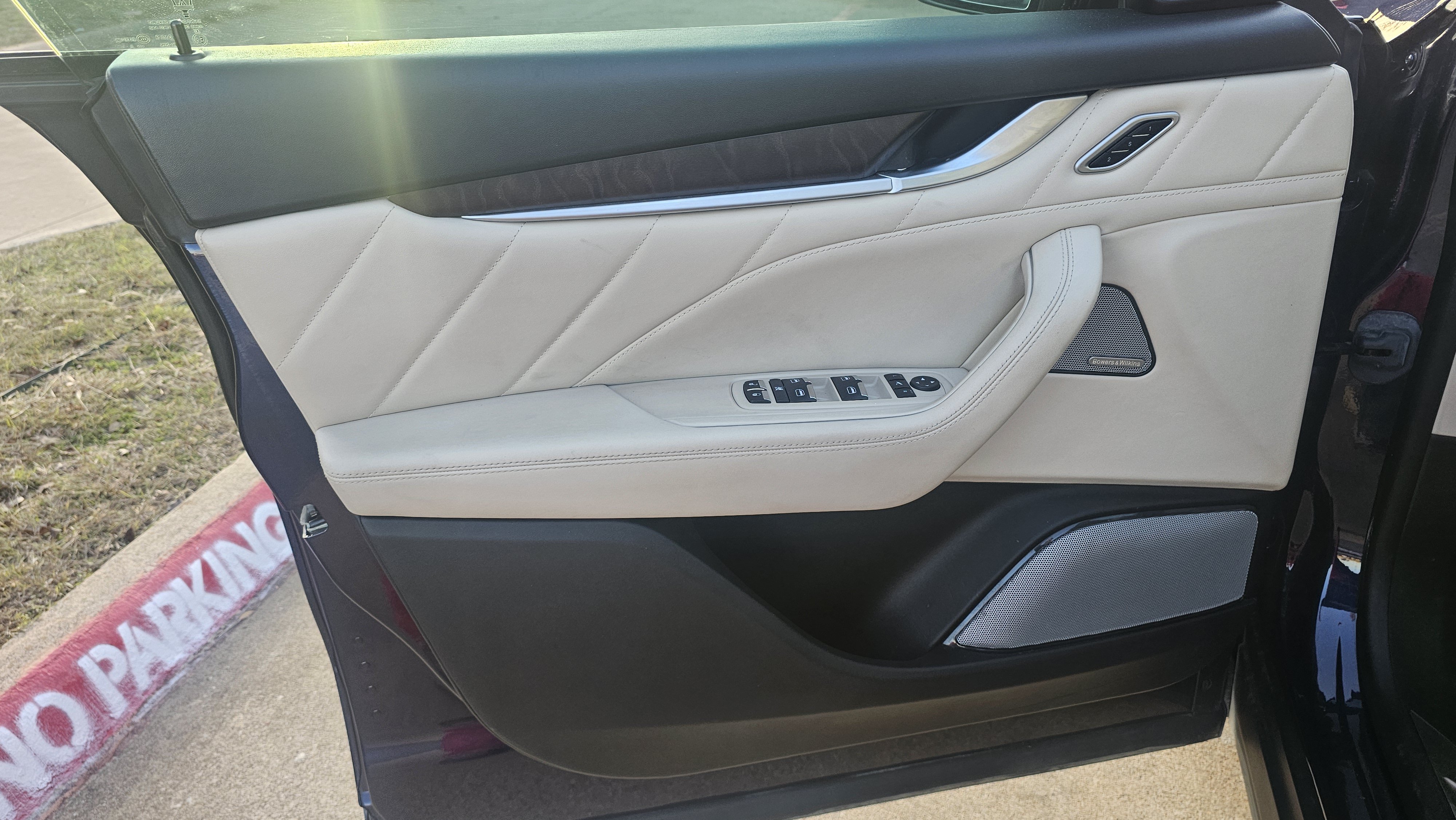 Used 2019 Maserati Levante GranLusso AWD/4WD image 33