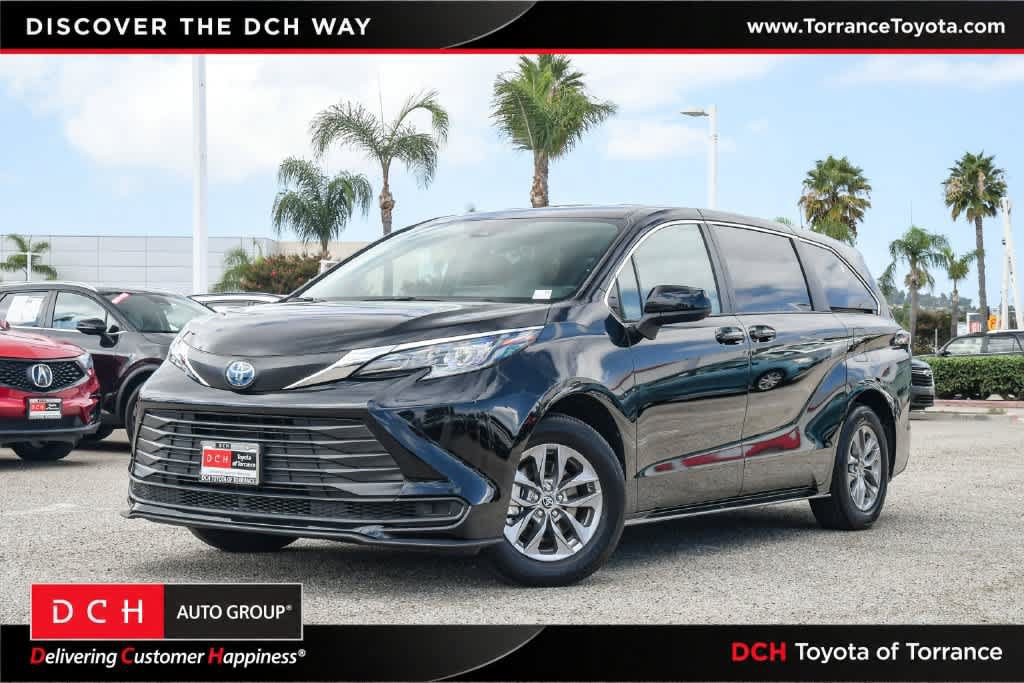 Used 2025 Toyota Sienna LE FWD image 1