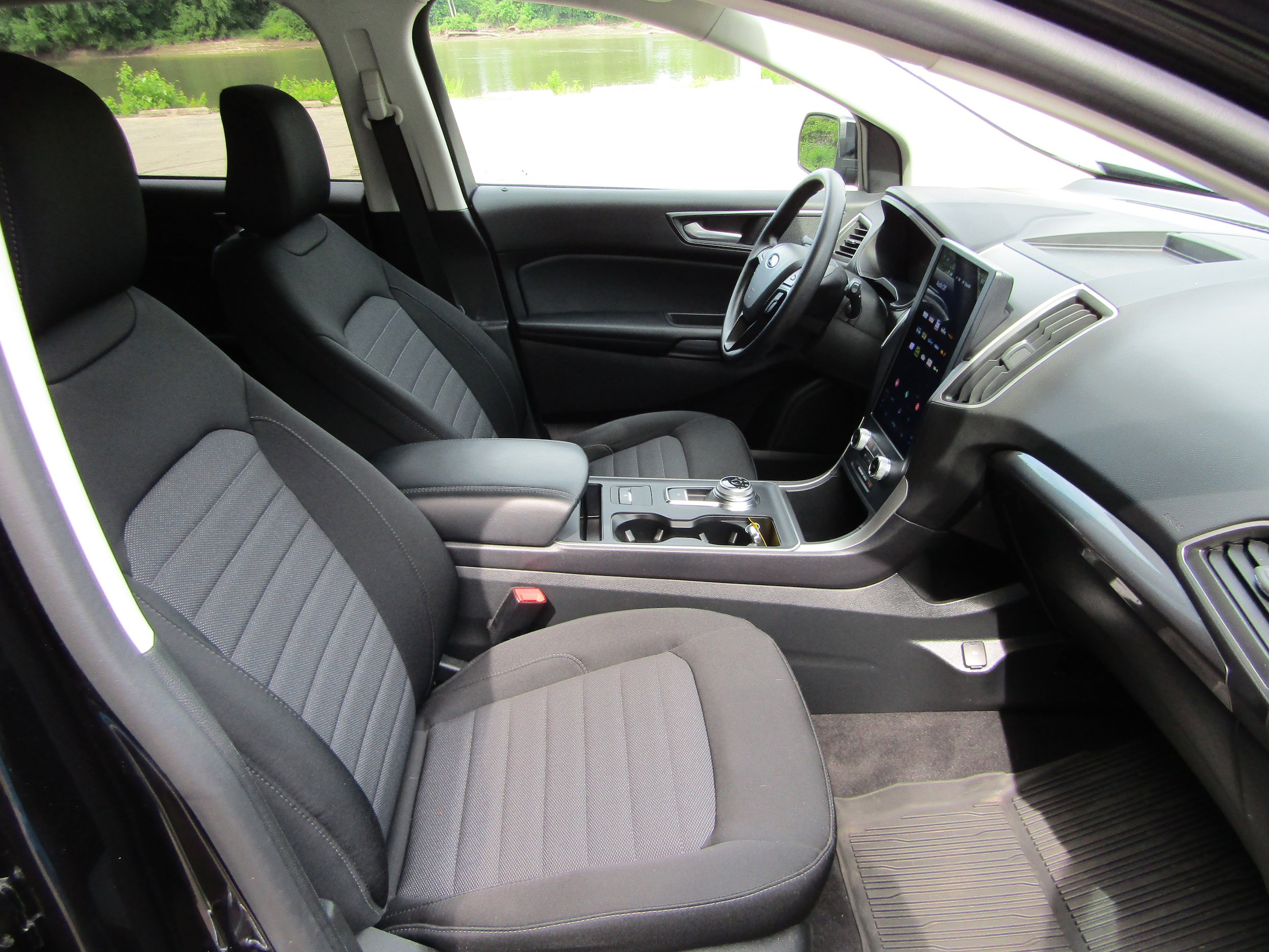 Used 2024 Ford Edge SE w/ Black Appearance Package AWD/4WD image 18