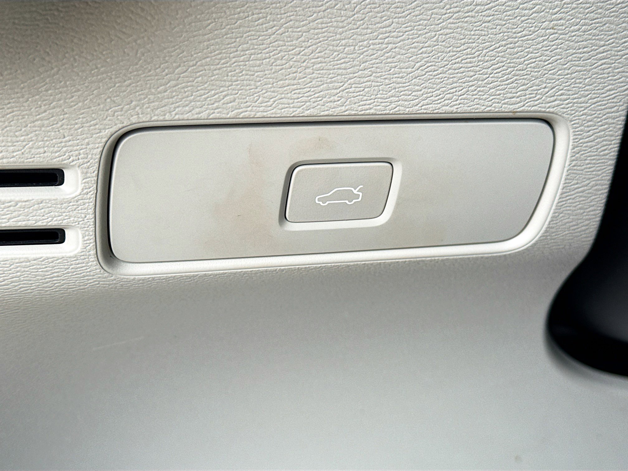 Used 2023 Volvo XC40 B5 Plus image 36