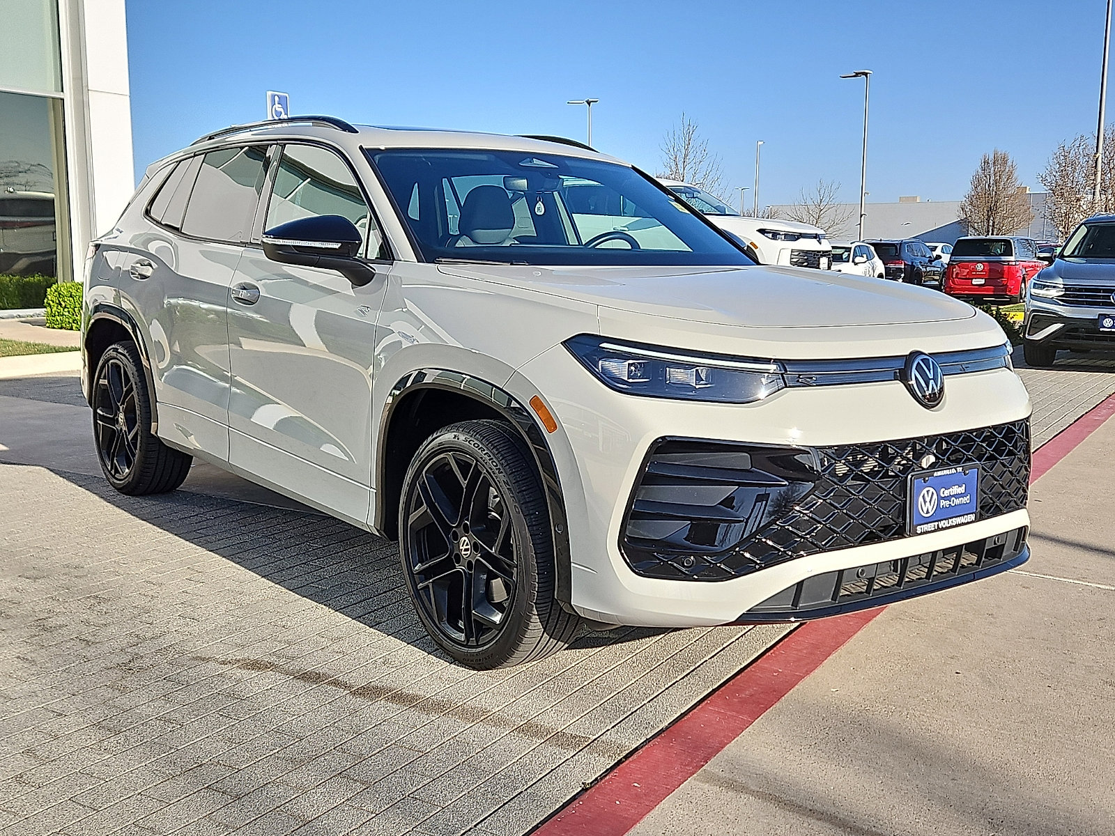 Certified 2025 Volkswagen Tiguan SE R-Line image 4