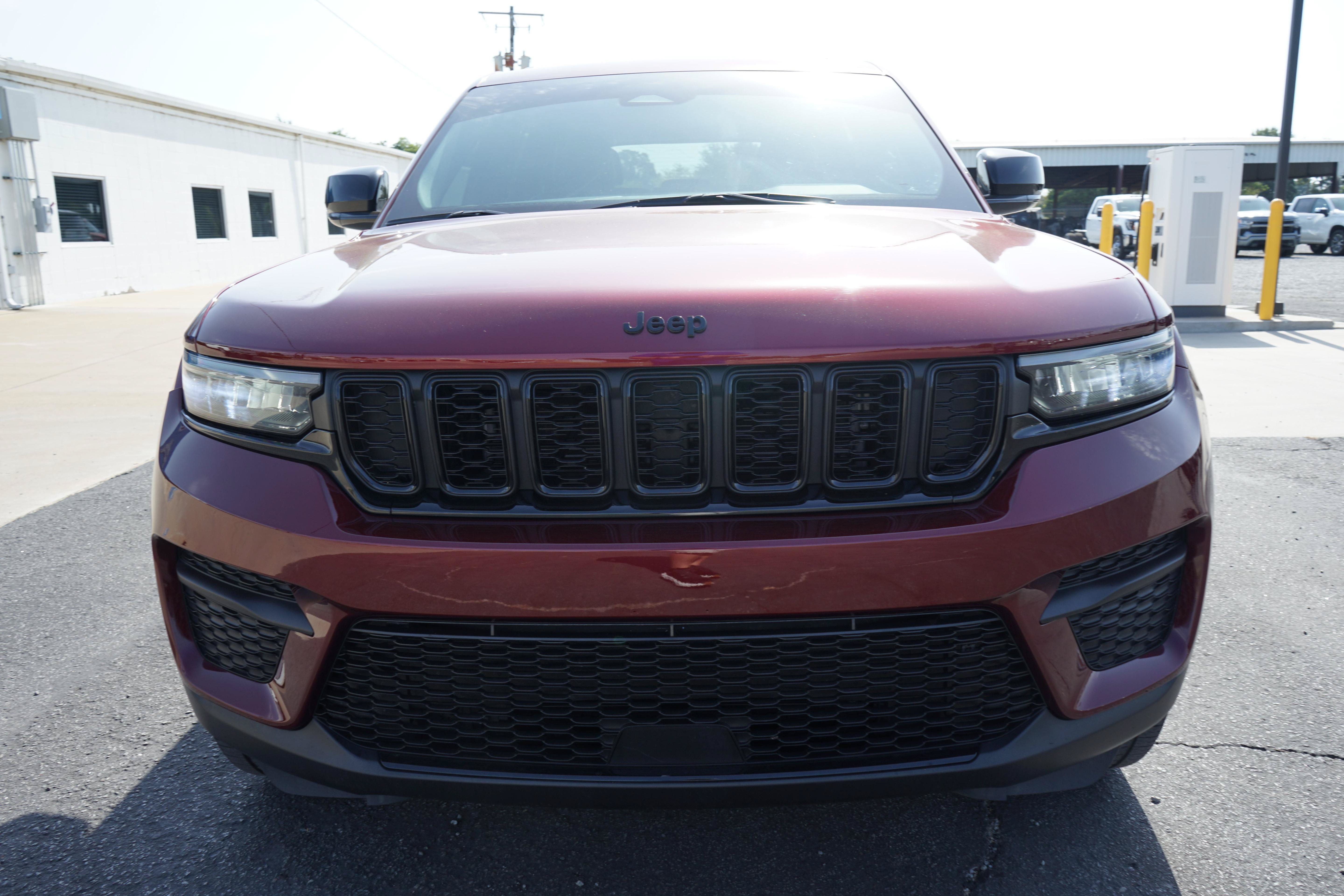 Used 2024 Jeep Grand Cherokee Altitude AWD/4WD image 8