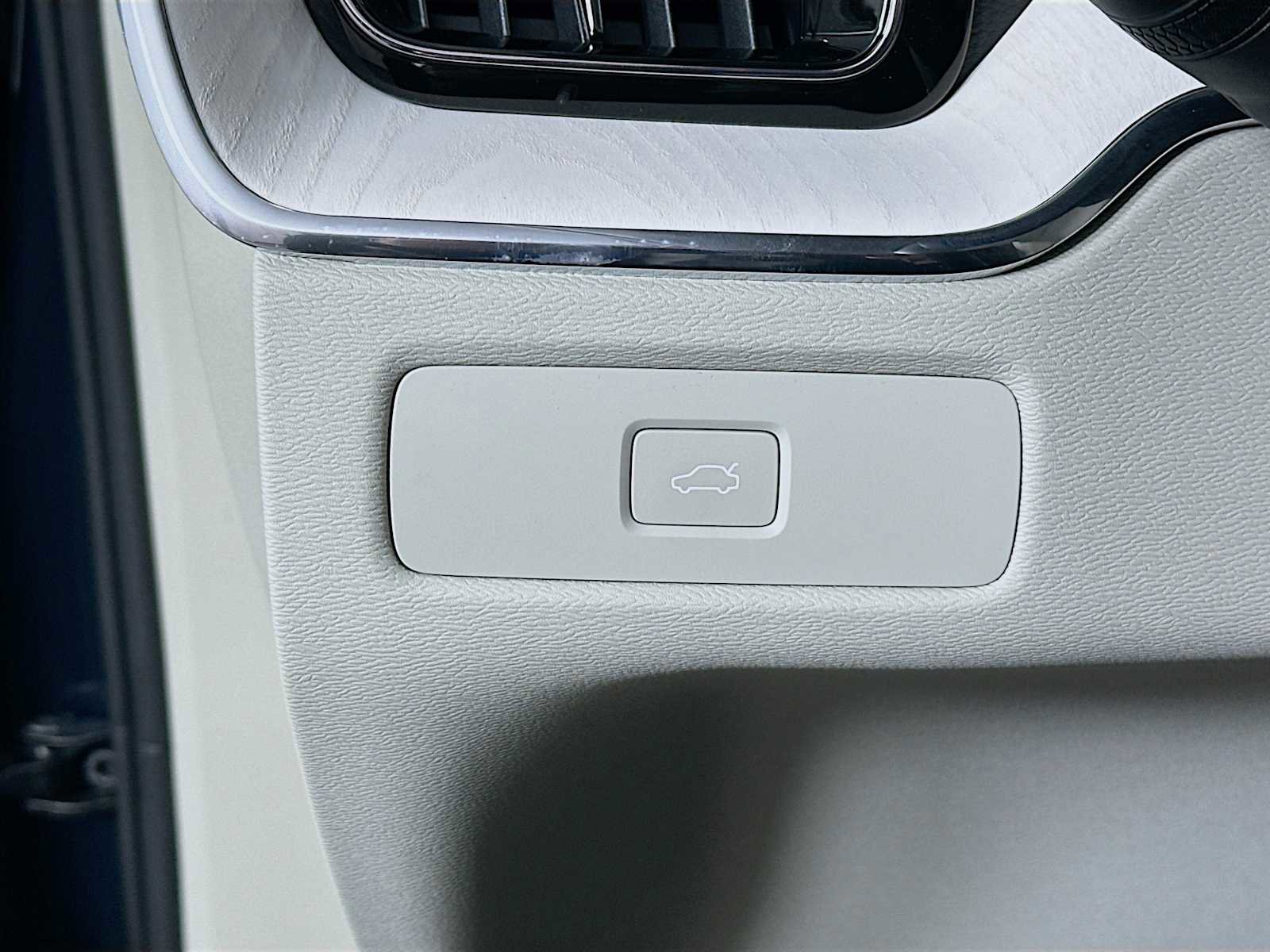 New 2026 Volvo XC60 B5 Ultra w/ Protection Package Premier image 10