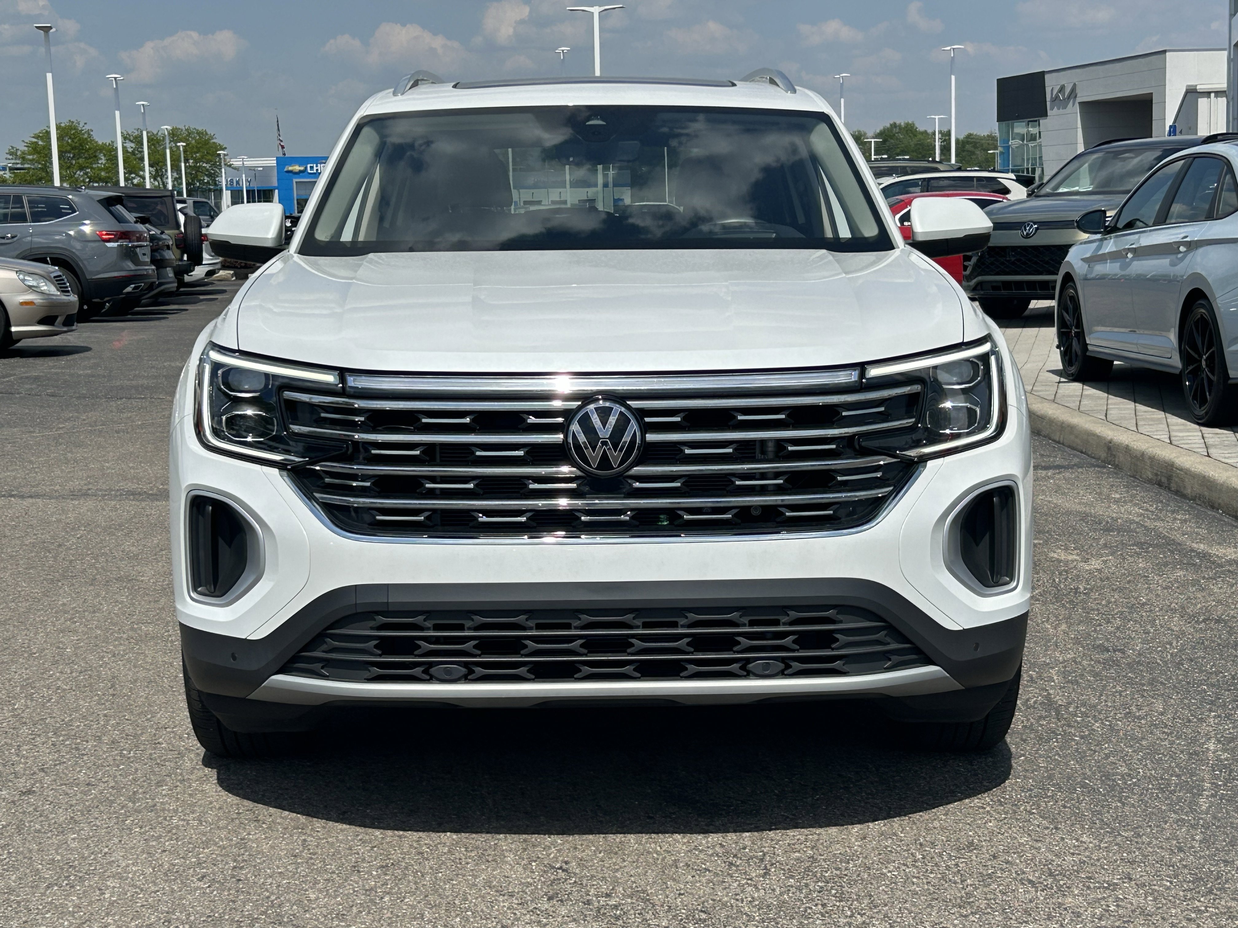 Used 2024 Volkswagen Atlas SEL AWD/4WD image 2