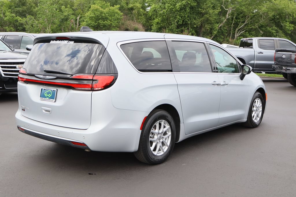 Used 2023 Chrysler Pacifica Touring FWD image 9