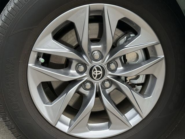 Used 2026 Toyota Sienna LE FWD image 9