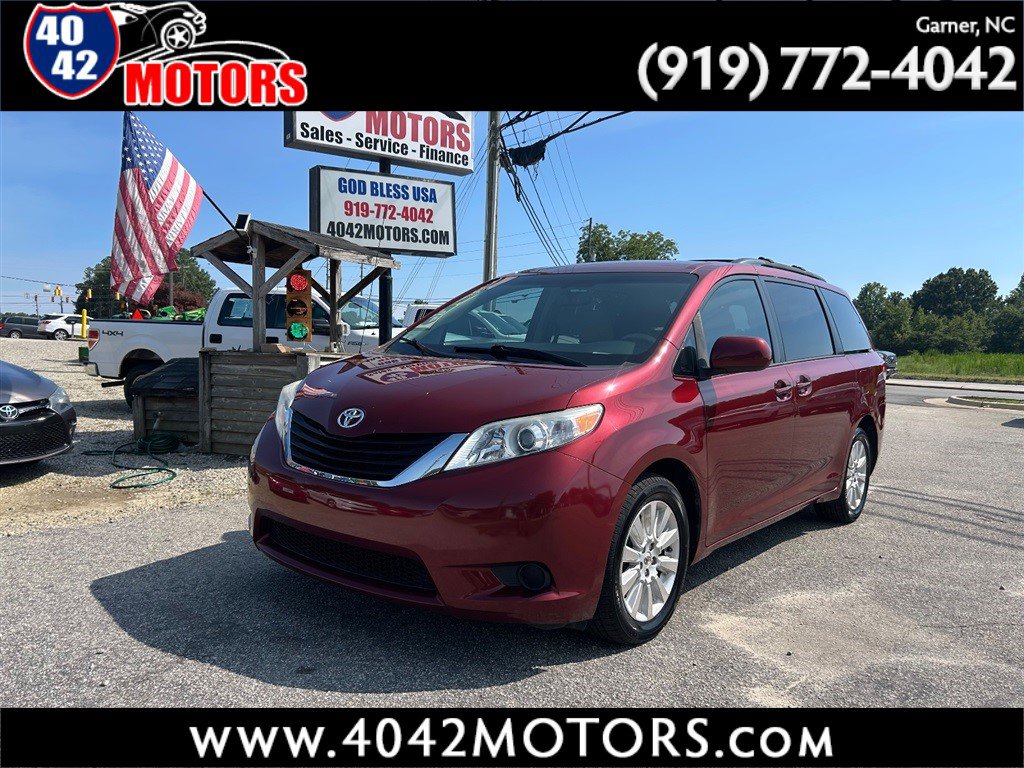 Used 2012 Toyota Sienna LE w/ Towing Pkg AWD/4WD image 1