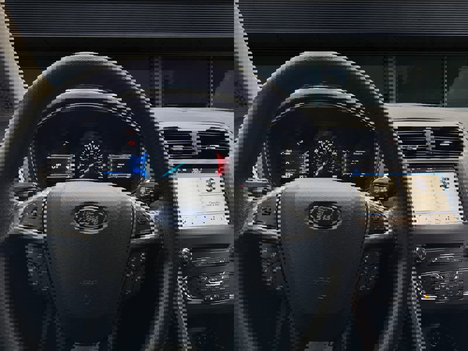 Used 2018 Ford Fusion SE w/ Fusion SE Technology Package FWD image 2