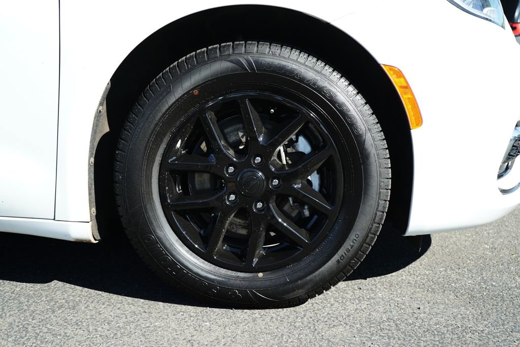 Used 2021 Chrysler Pacifica Touring-L FWD image 22