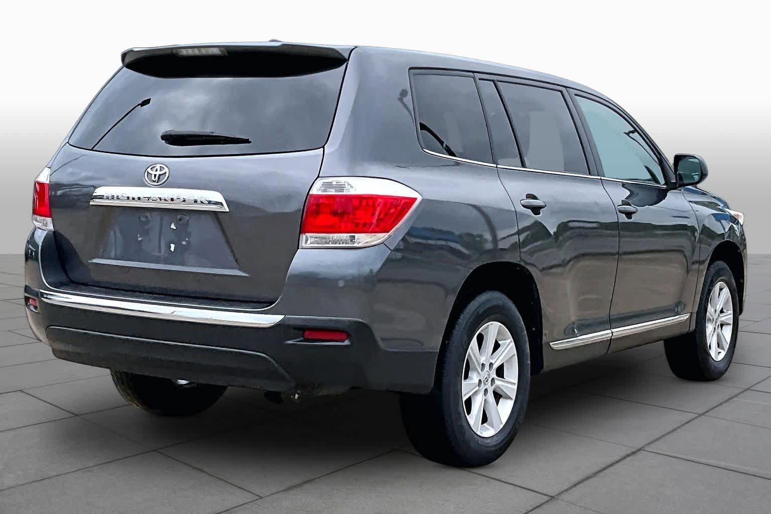 Used 2012 Toyota Highlander FWD w/ Cold Weather Pkg image 11