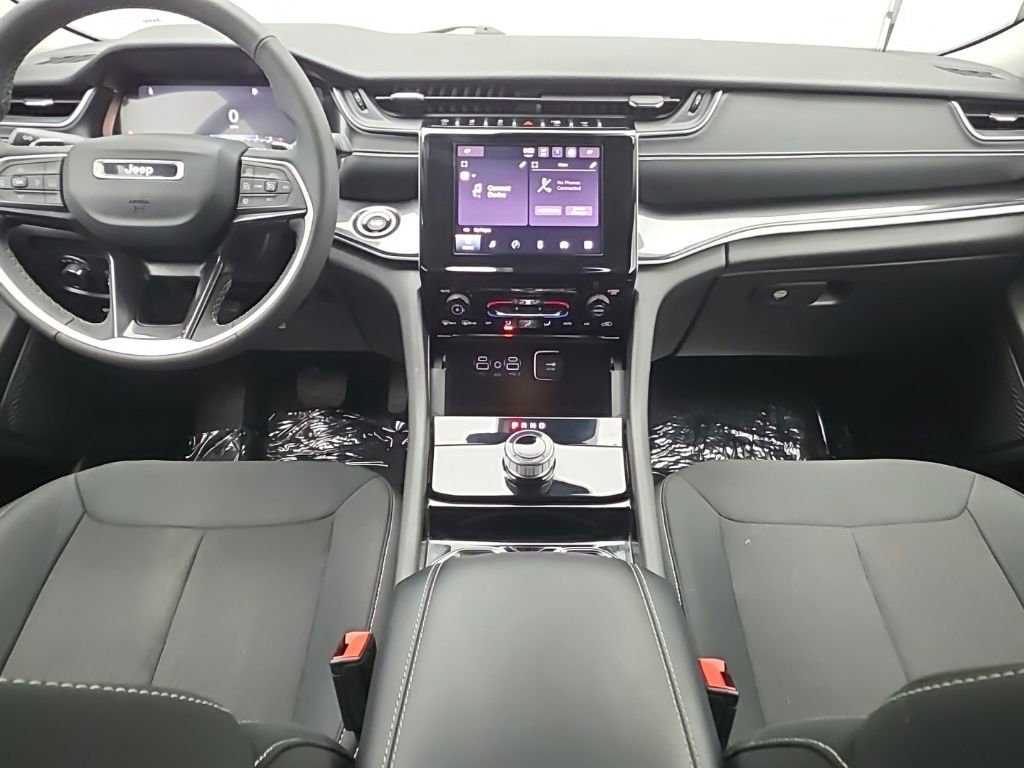 Used 2023 Jeep Grand Cherokee Laredo image 30