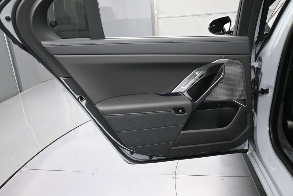 Used 2025 BMW 760i xDrive AWD/4WD image 24