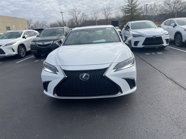 Used 2025 Lexus ES 300h w/ Premium Package image 2