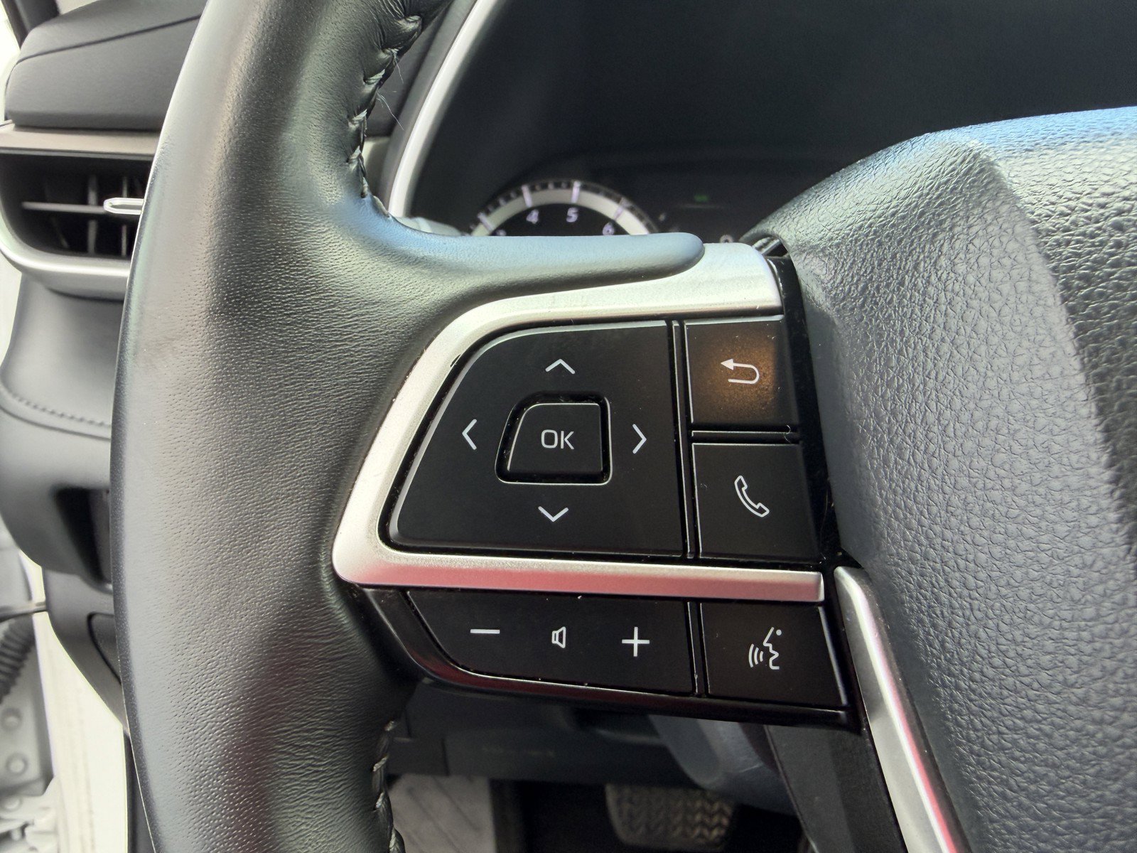 Used 2022 Toyota Highlander XLE AWD/4WD image 16