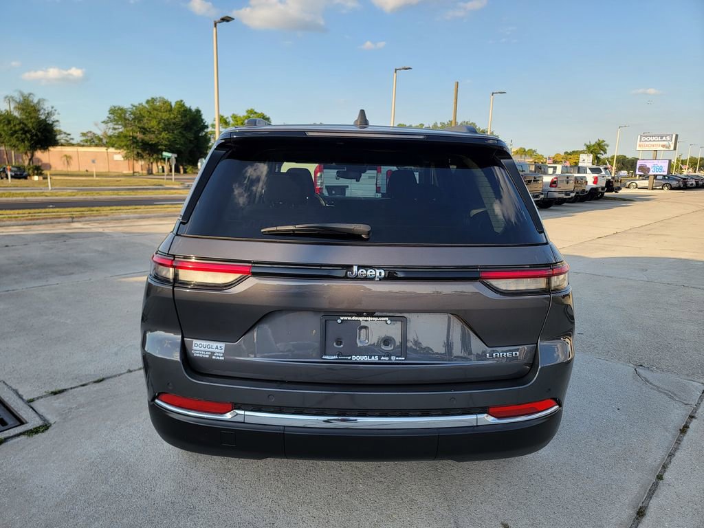 Used 2024 Jeep Grand Cherokee Laredo image 4