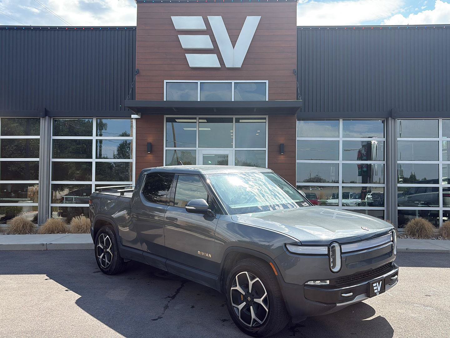 Used 2022 Rivian R1T Adventure AWD/4WD image 1