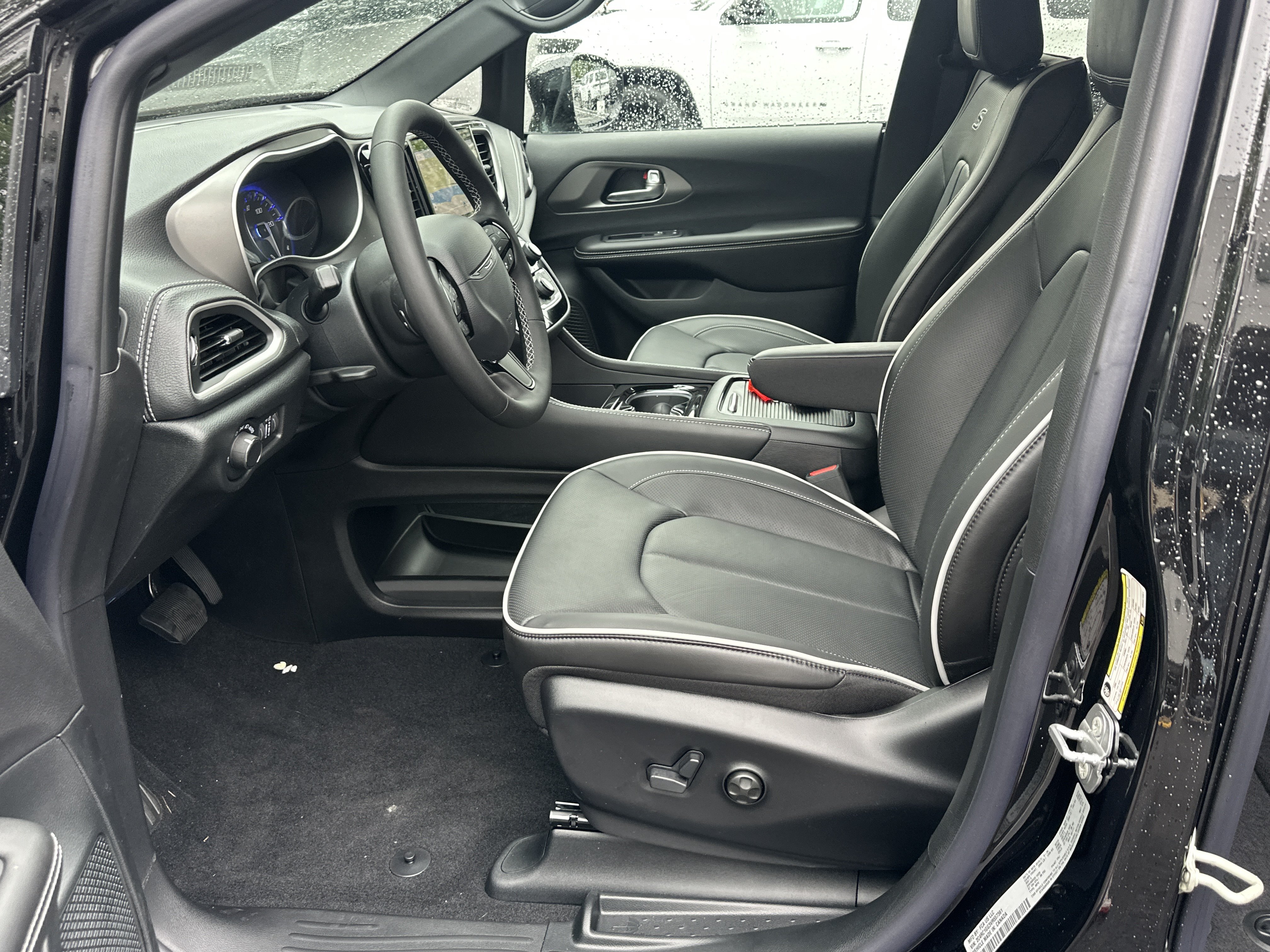 New 2027 Chrysler Pacifica Limited FWD image 26