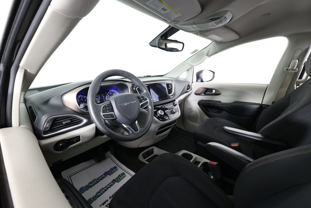 Used 2017 Chrysler Pacifica Touring image 10