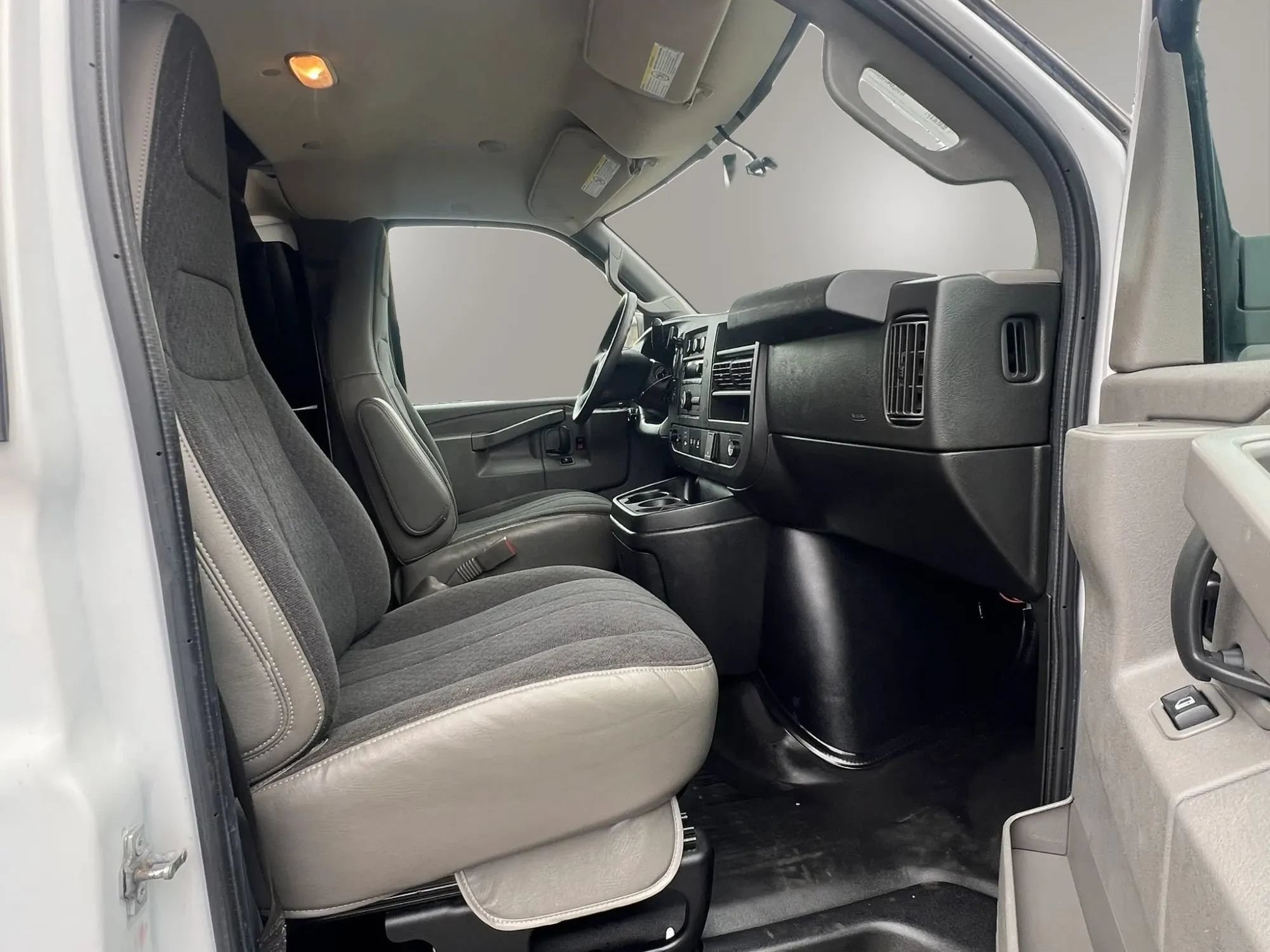 Used 2021 Chevrolet Express 2500 w/ Driver Convenience Package RWD image 27