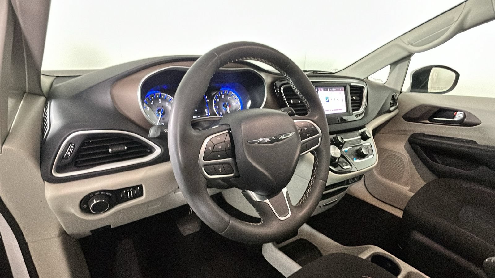 Used 2023 Chrysler Voyager LX FWD image 15