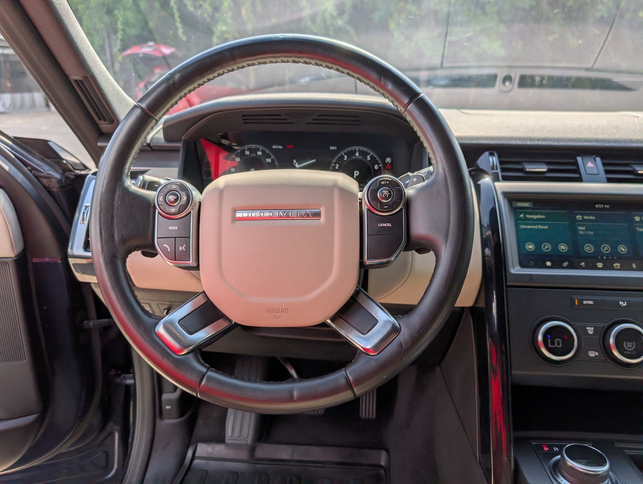 Used 2018 Land Rover Discovery SE AWD/4WD image 8