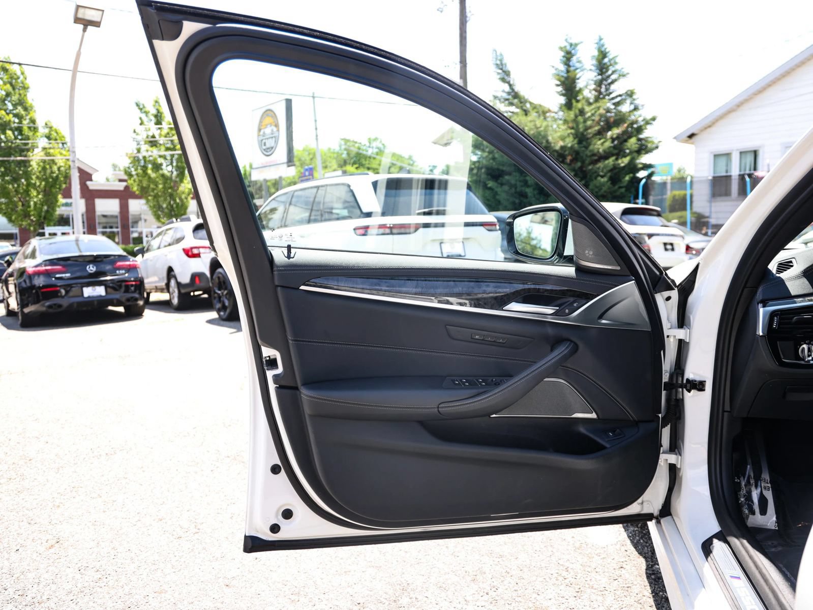 Used 2022 BMW M550i xDrive AWD/4WD image 30