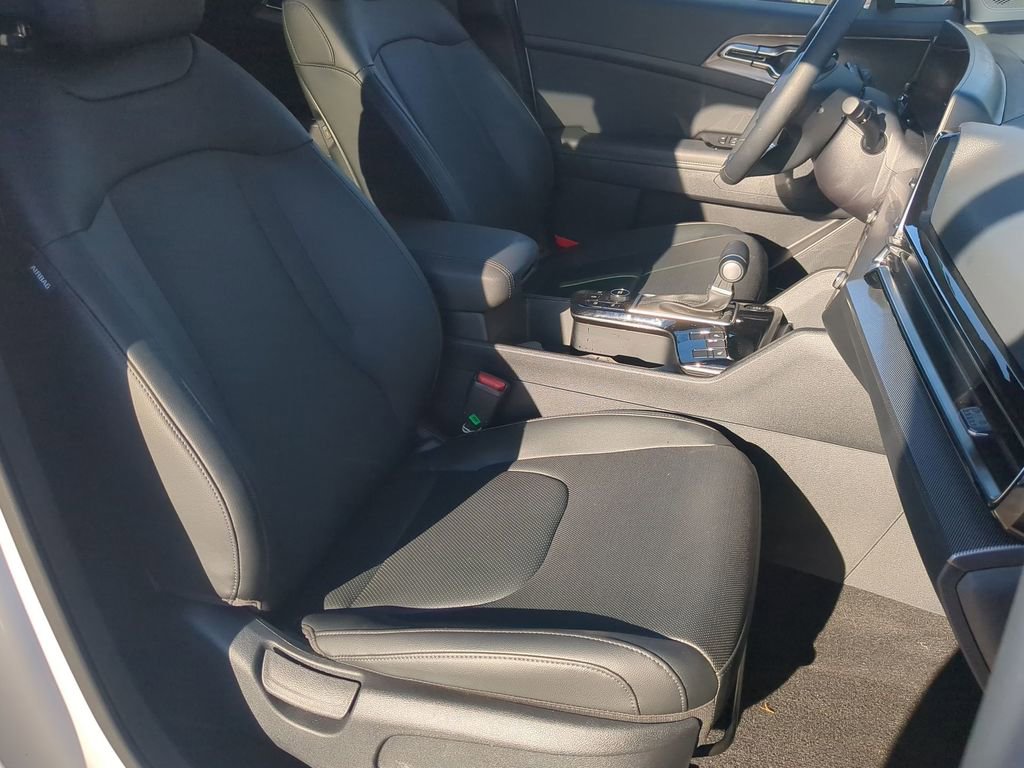 Used 2025 Kia Sportage SX image 29
