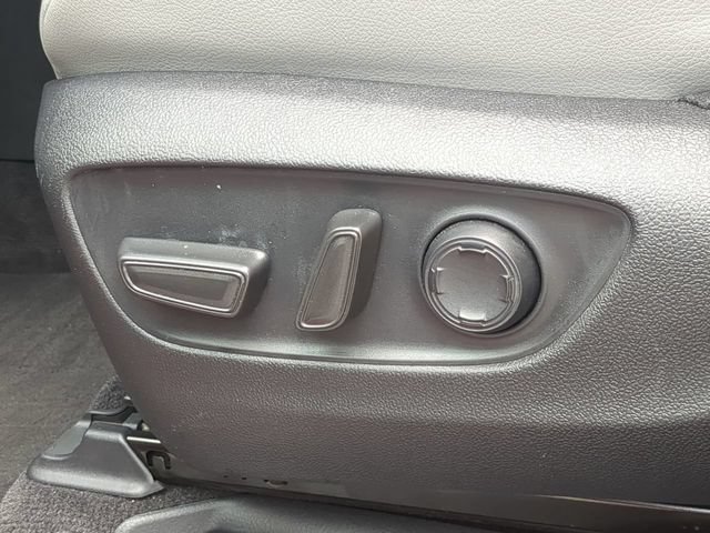 Used 2025 Toyota Sienna XLE FWD image 23