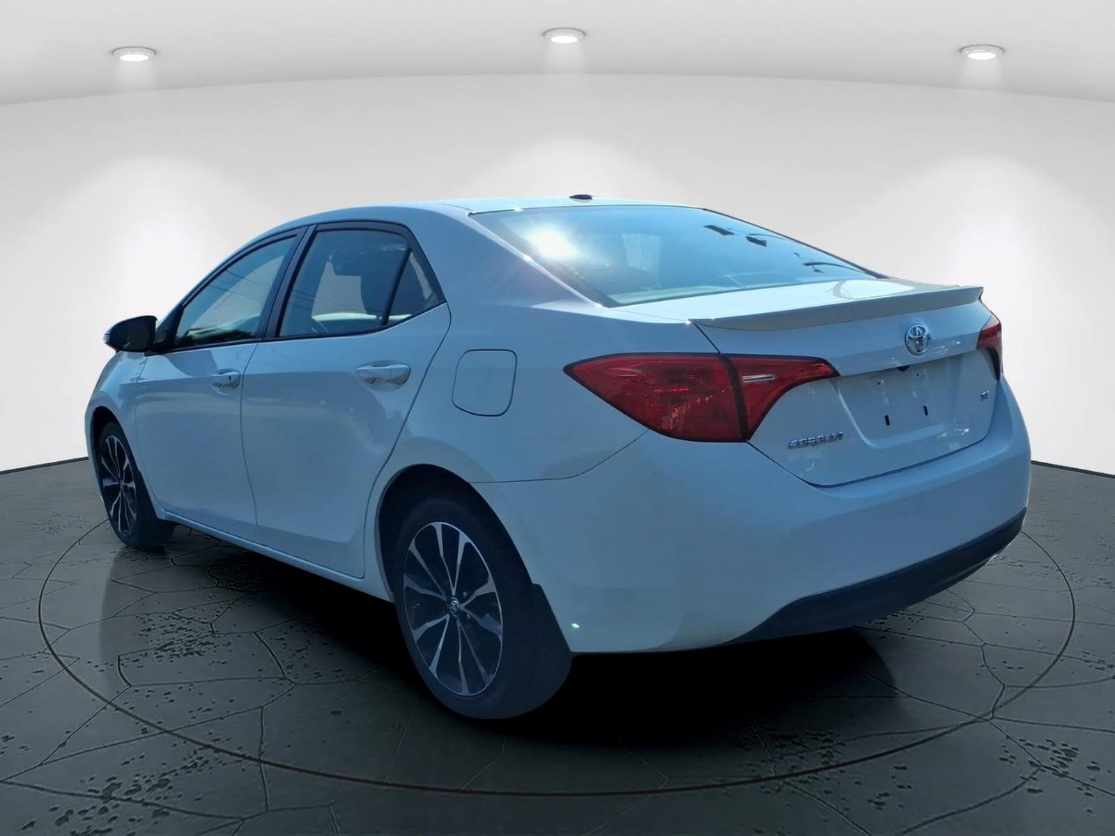 Used 2017 Toyota Corolla SE w/ SE Premium Package FWD image 4