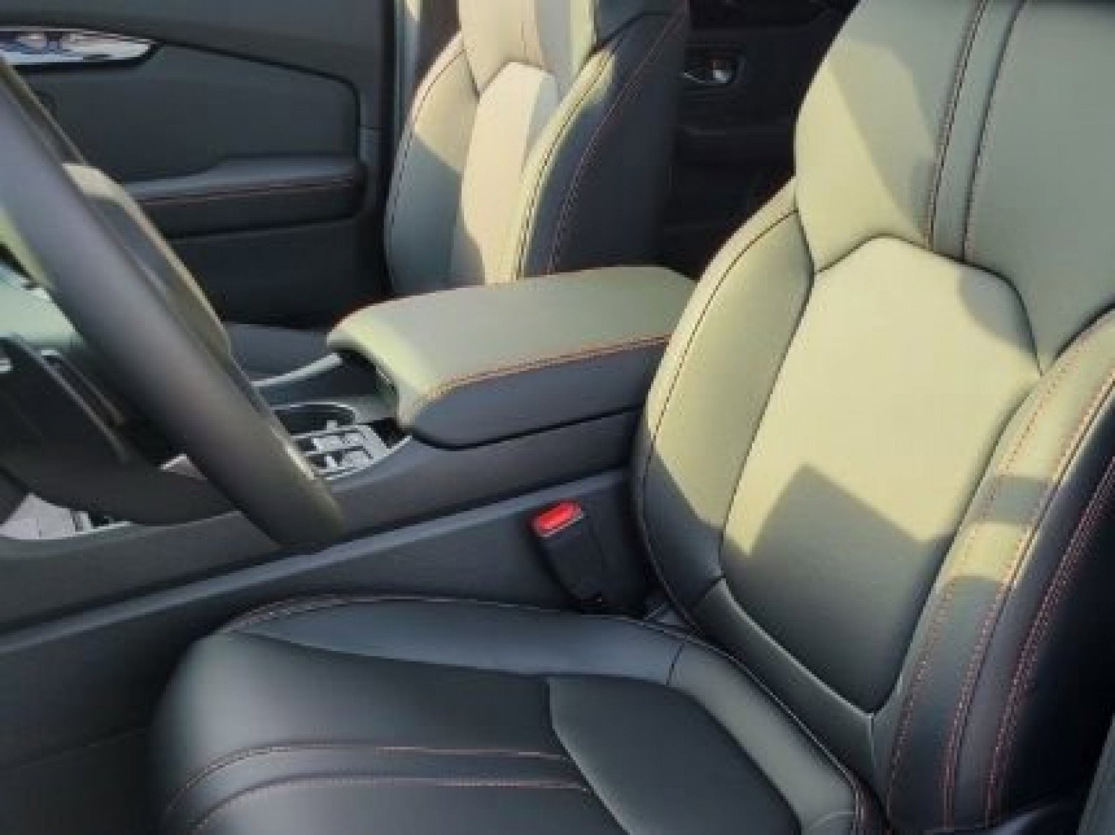Used 2025 Honda Pilot TrailSport image 8
