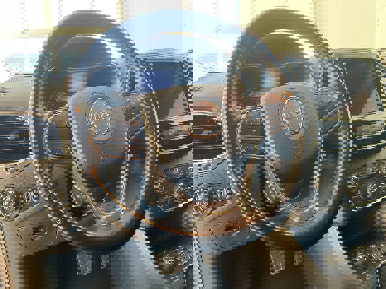 Used 2019 Jeep Cherokee Limited image 14