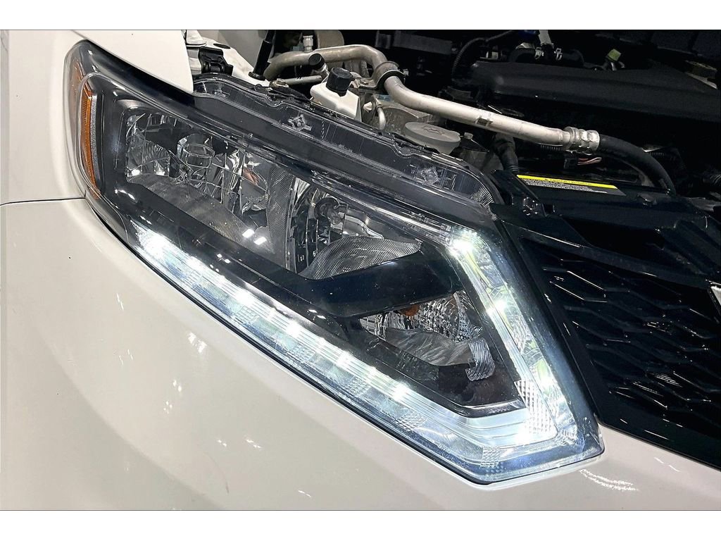 Used 2016 Nissan Rogue SV image 28