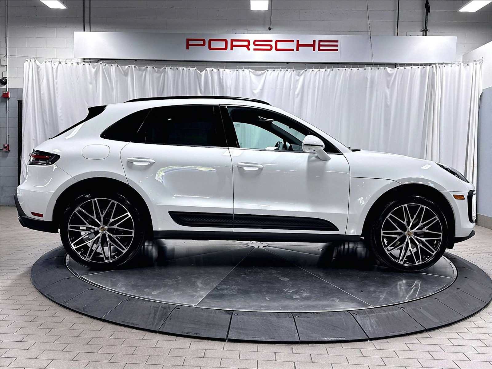 Used 2026 Porsche Macan AWD/4WD image 10