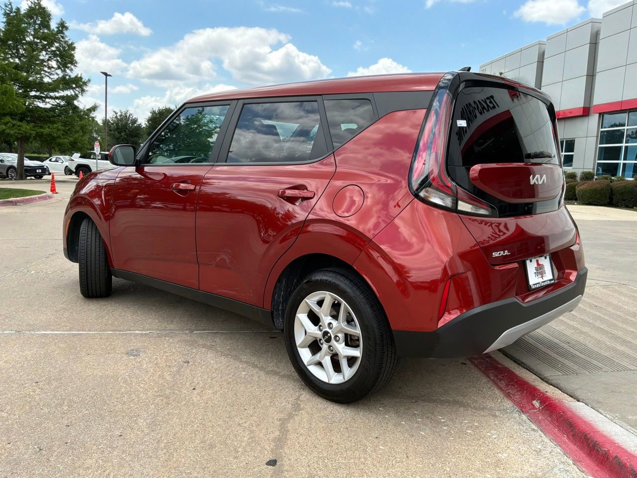 Used 2025 Kia Soul LX w/ LX Technology Package FWD image 8