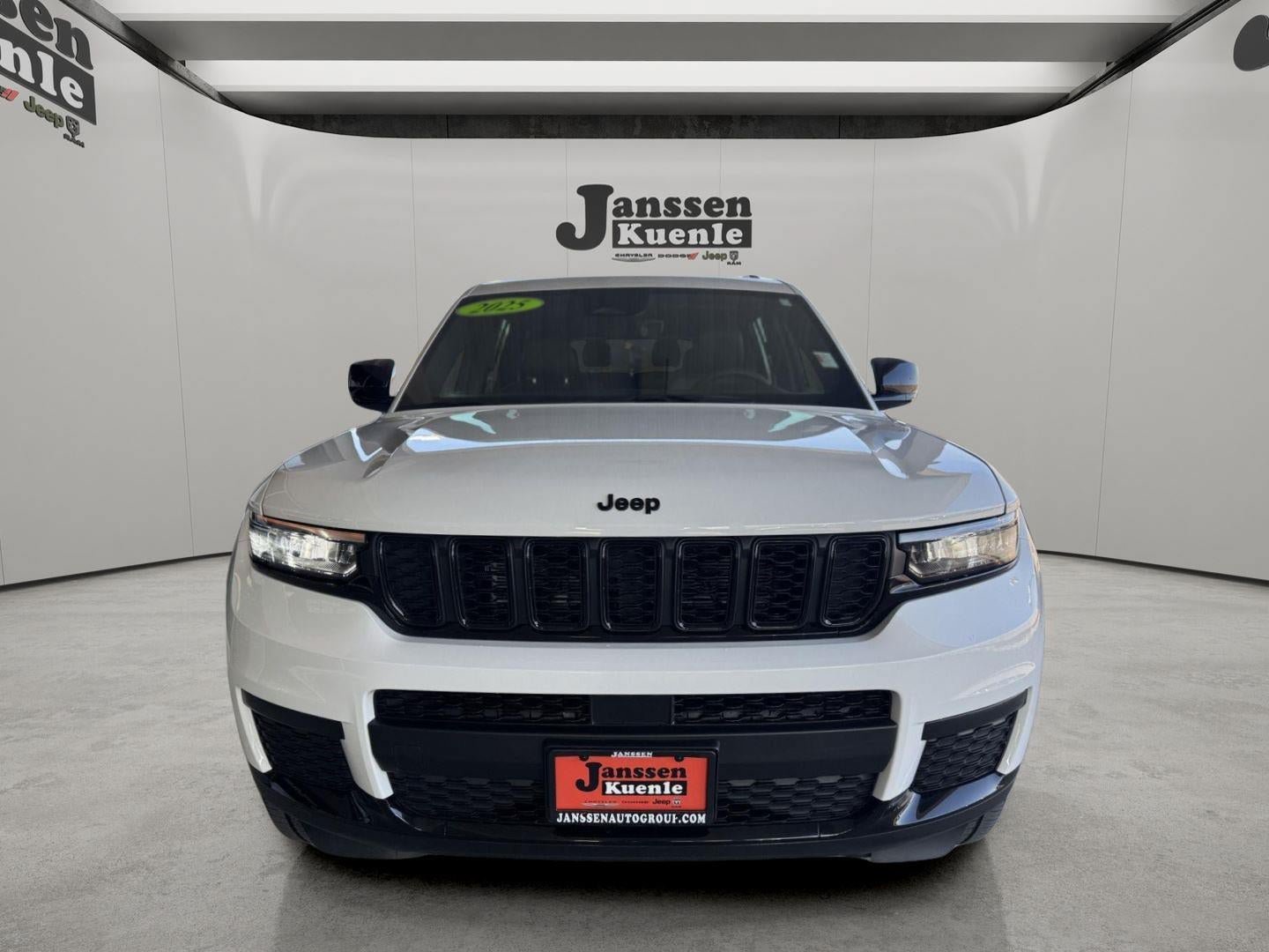 Used 2025 Jeep Grand Cherokee L Laredo AWD/4WD image 4