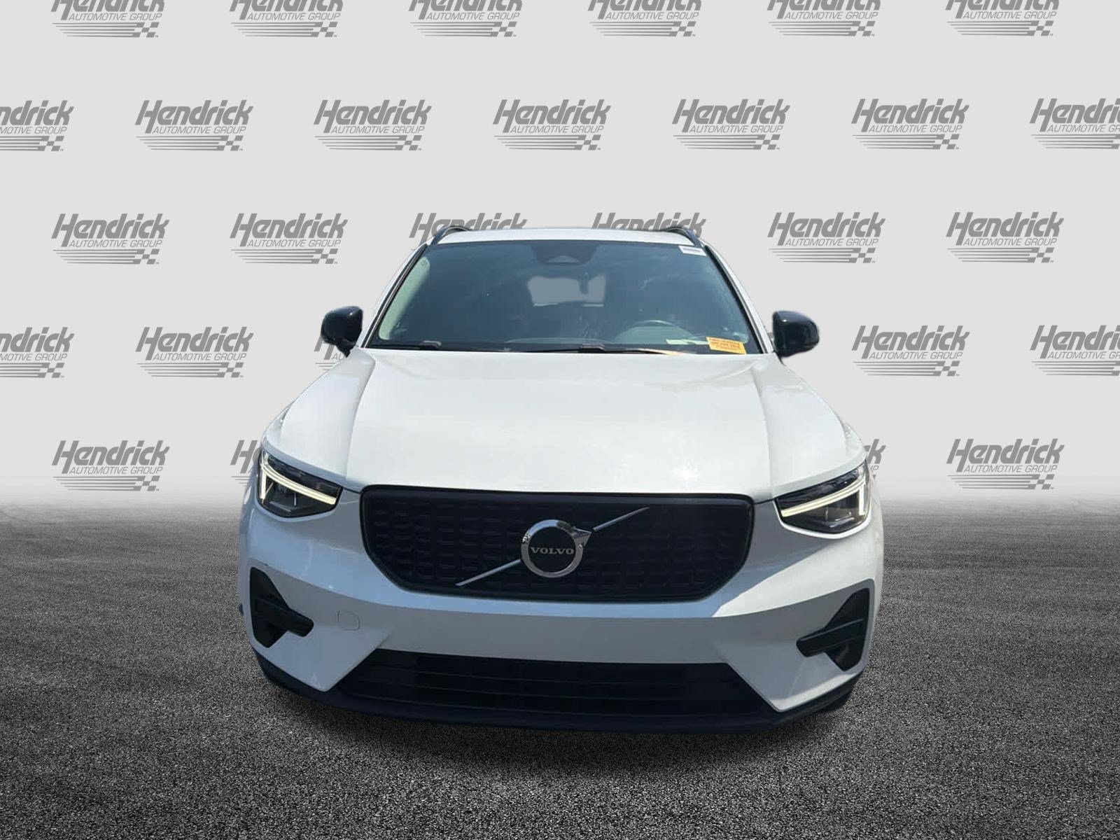 Used 2024 Volvo XC40 B5 Core AWD/4WD image 3