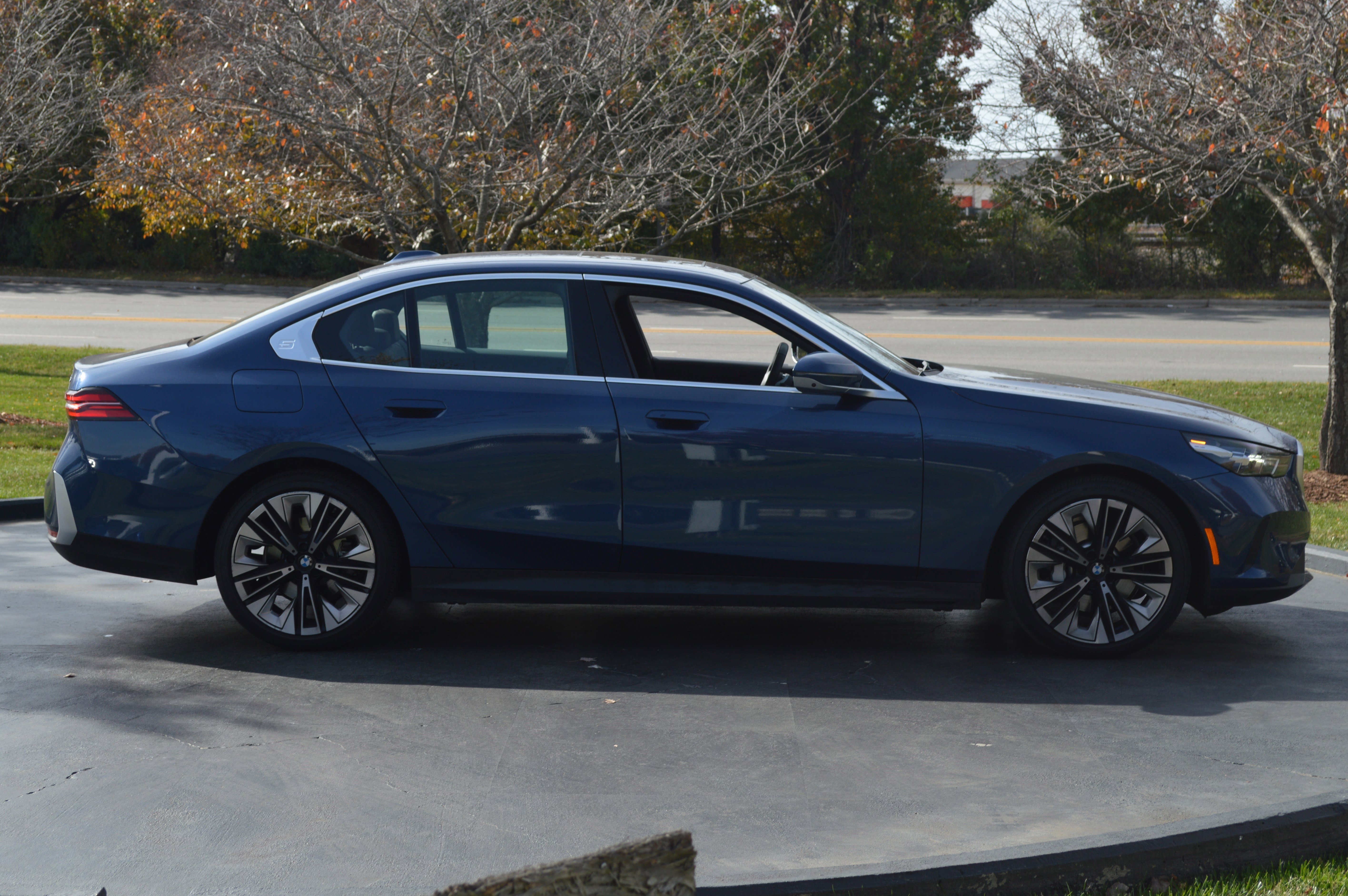 Used 2025 BMW 530i xDrive w/ Premium Package image 12