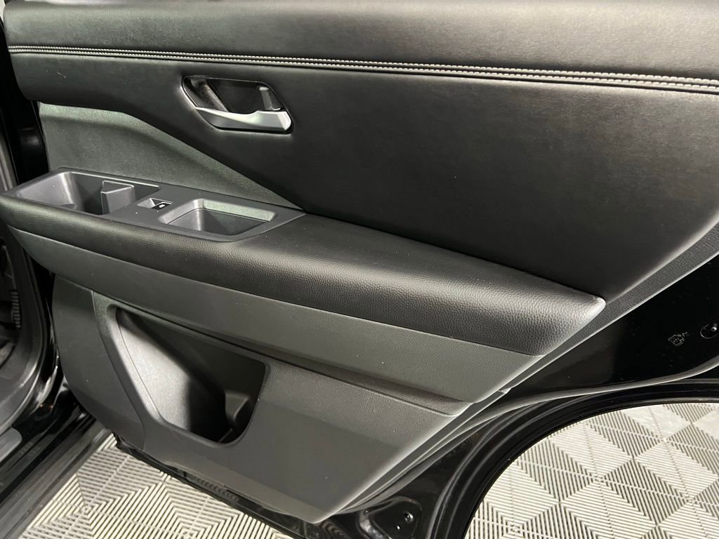 Used 2024 Nissan Pathfinder Platinum image 34