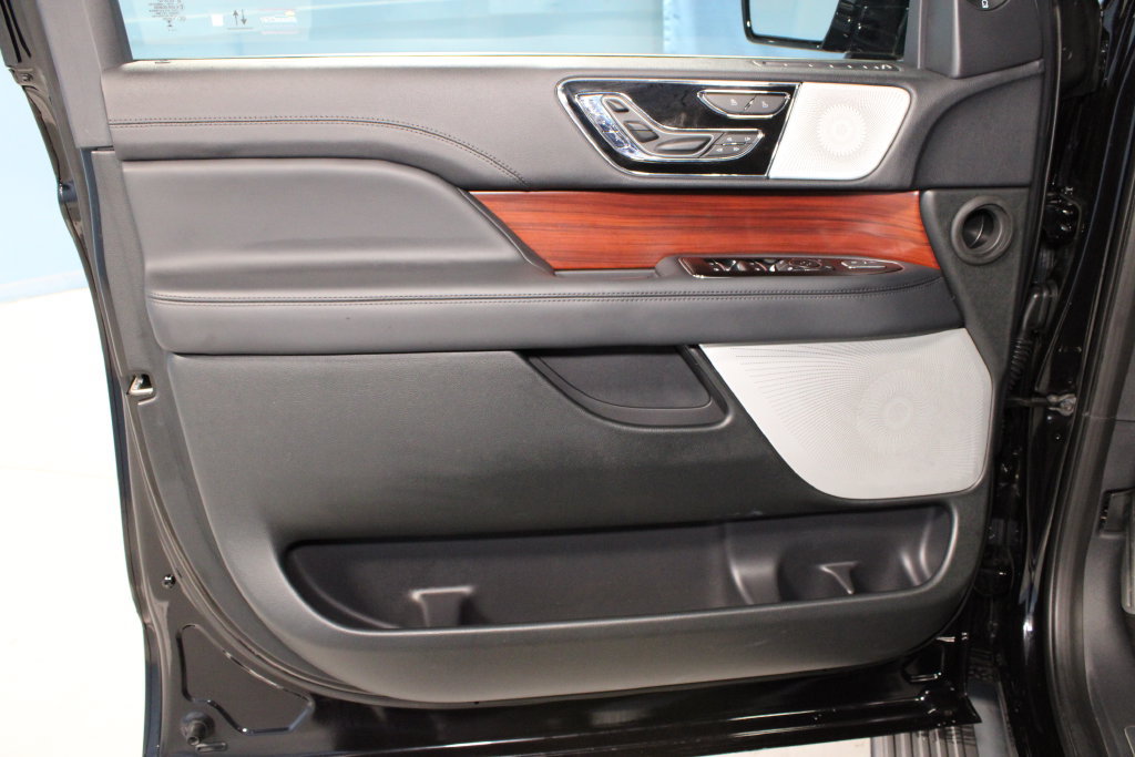 Used 2024 Lincoln Navigator Reserve AWD/4WD image 5