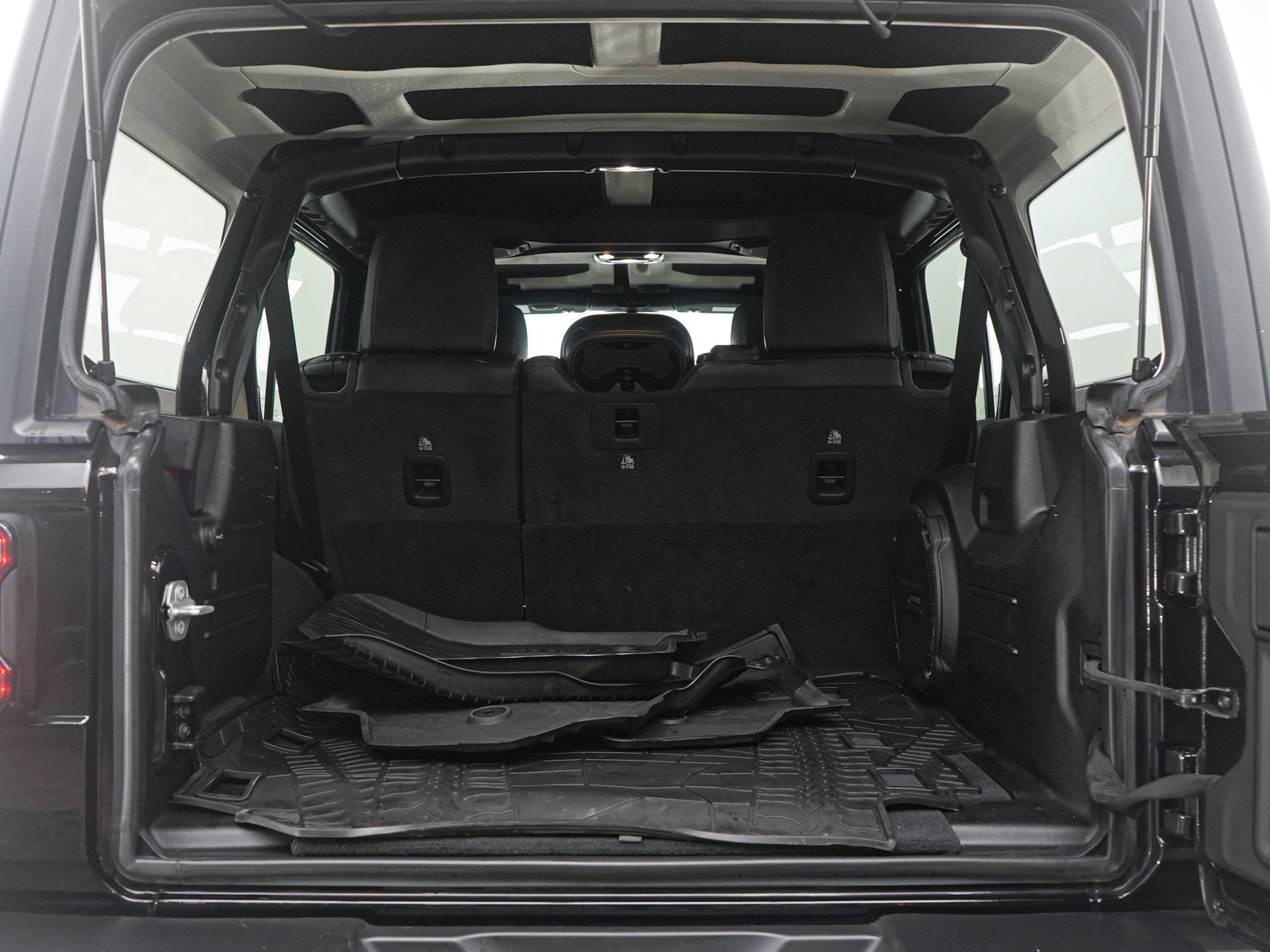 Used 2023 Jeep Wrangler Sahara w/ Cold Weather Group image 17