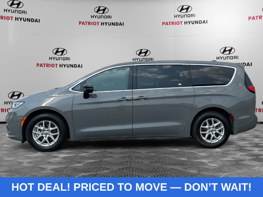 Used 2025 Chrysler Pacifica Select FWD image 6