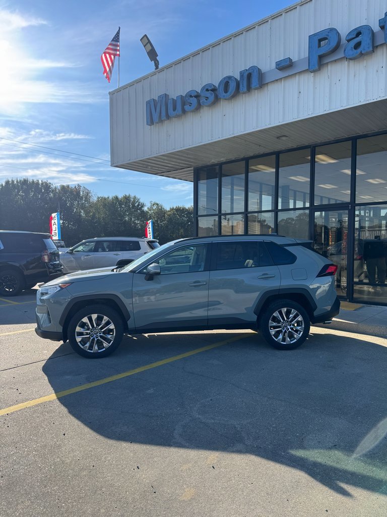 Used 2020 Toyota RAV4 XLE Premium image 3