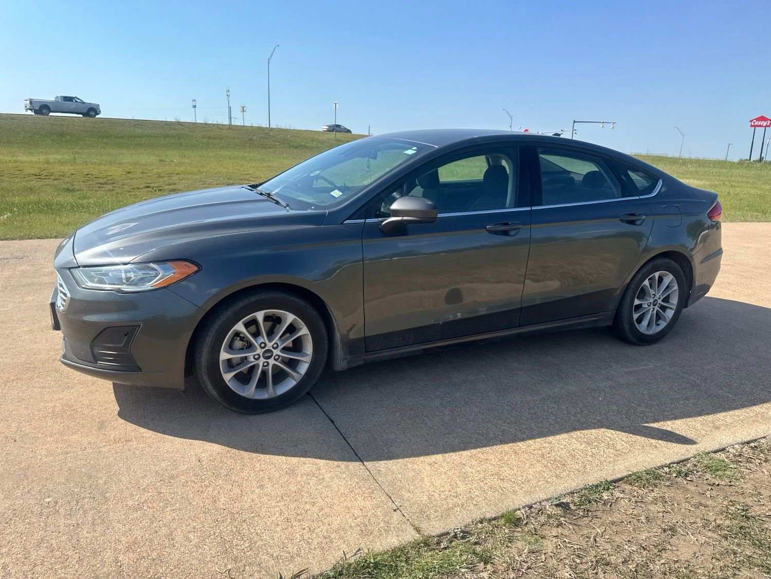 Used 2020 Ford Fusion SE FWD image 2