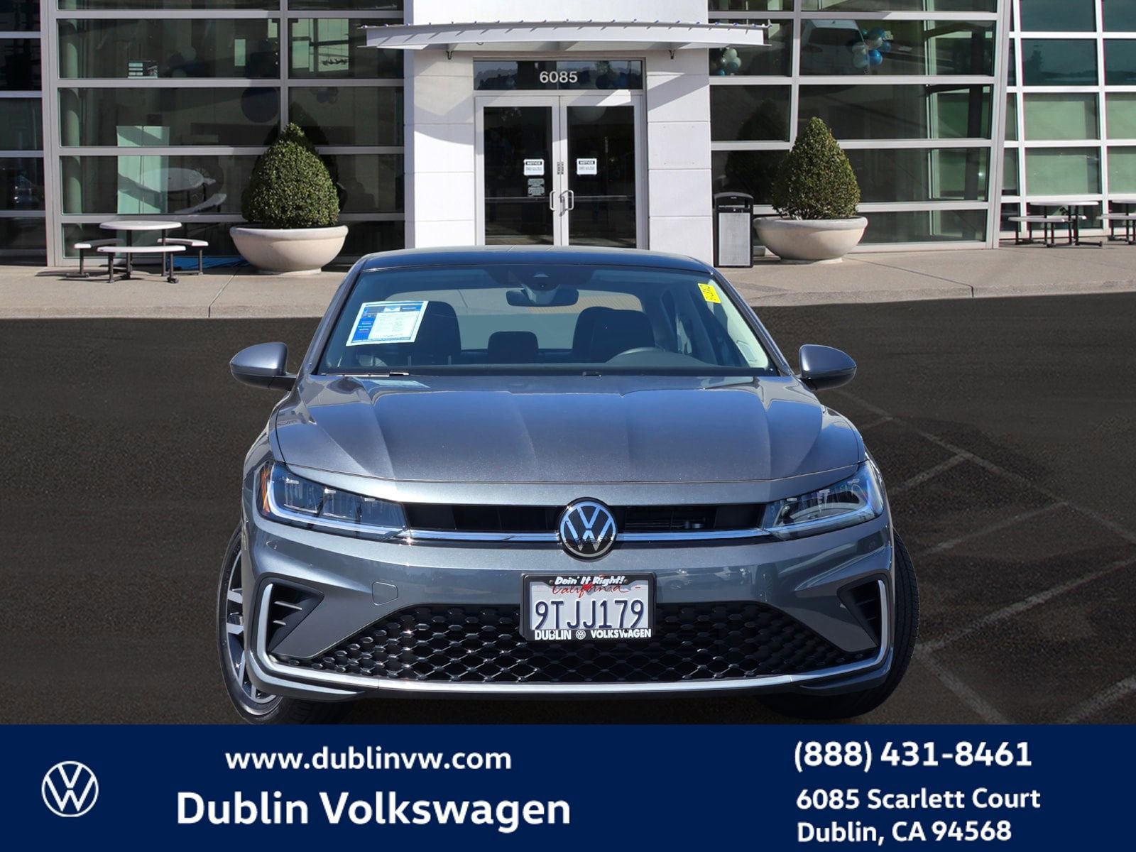 Used 2025 Volkswagen Jetta SE w/ Sunroof Package FWD image 2
