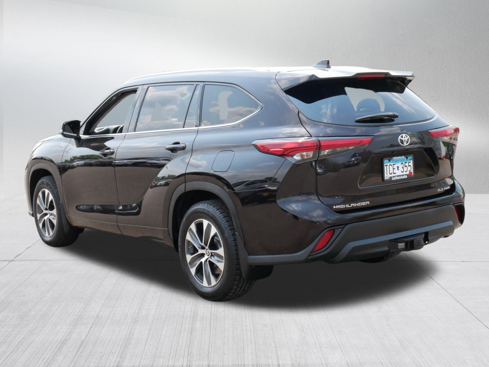 Used 2022 Toyota Highlander XLE AWD/4WD image 5