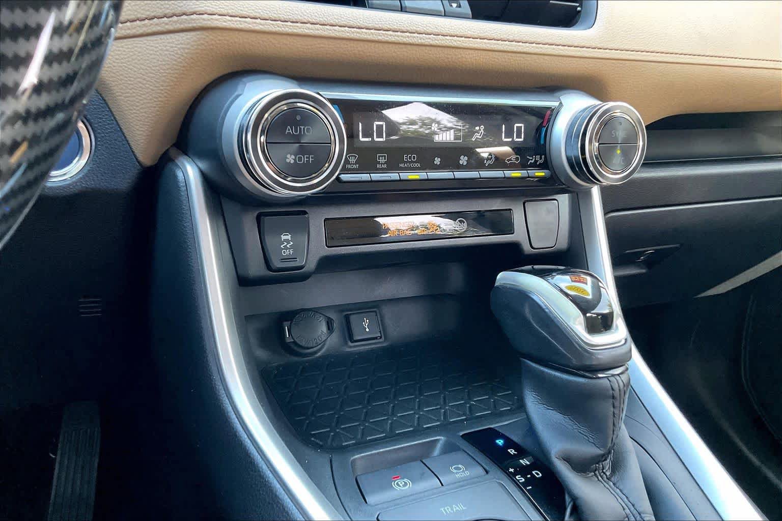 Used 2022 Toyota RAV4 XLE Premium image 31