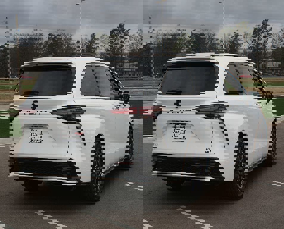 Used 2025 Toyota Sienna XSE w/ XSE Premium Package image 21