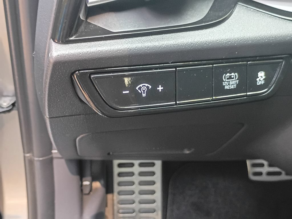Certified 2025 Kia Niro FWD image 16