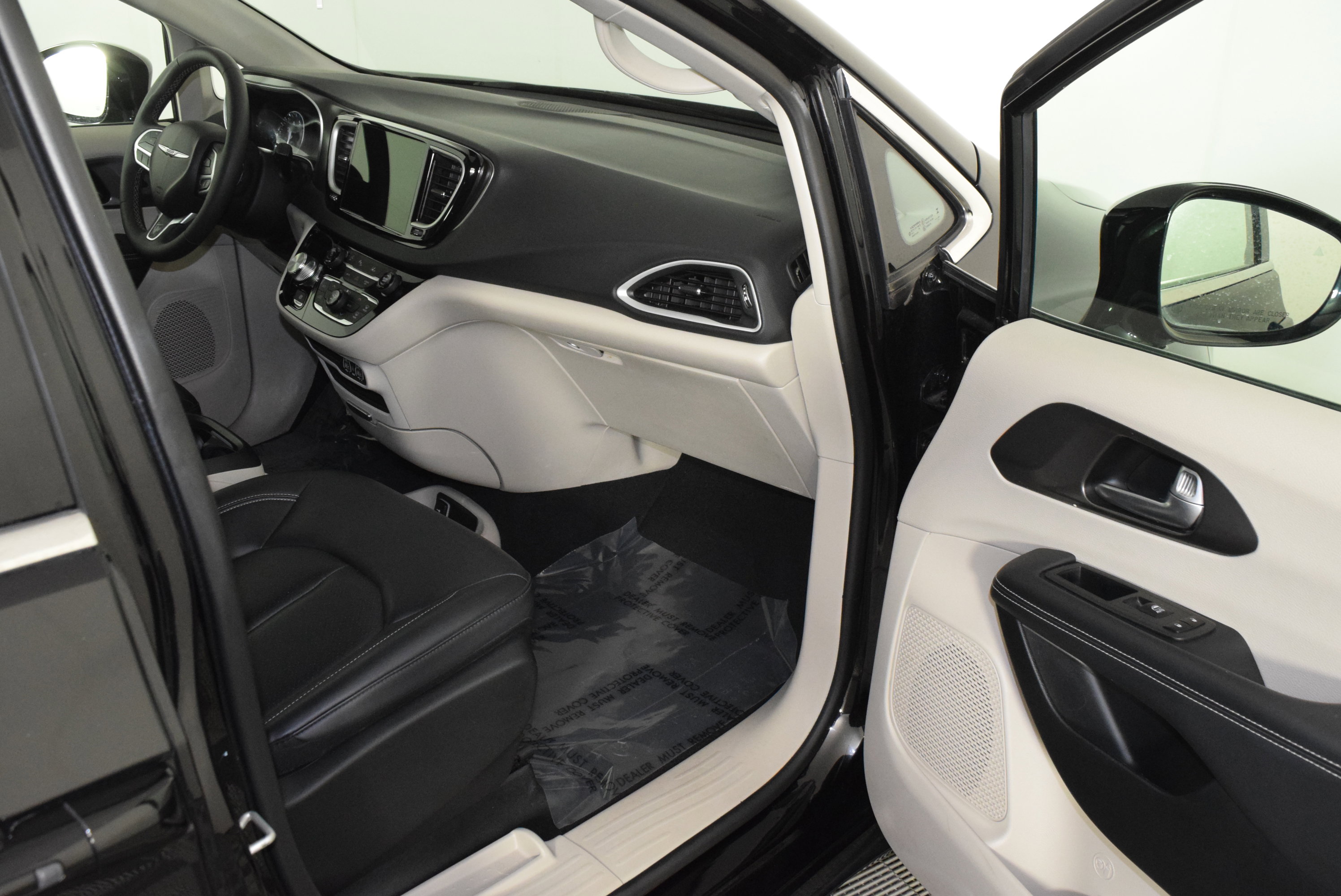 Used 2024 Chrysler Pacifica Touring-L image 35