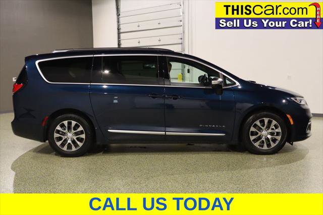 Used 2025 Chrysler Pacifica Pinnacle FWD image 9